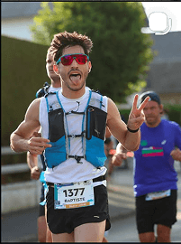 Coureur Baptiste pendant une course, signe de paix