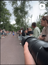 Photographe cadrant un coureur sur le parcours